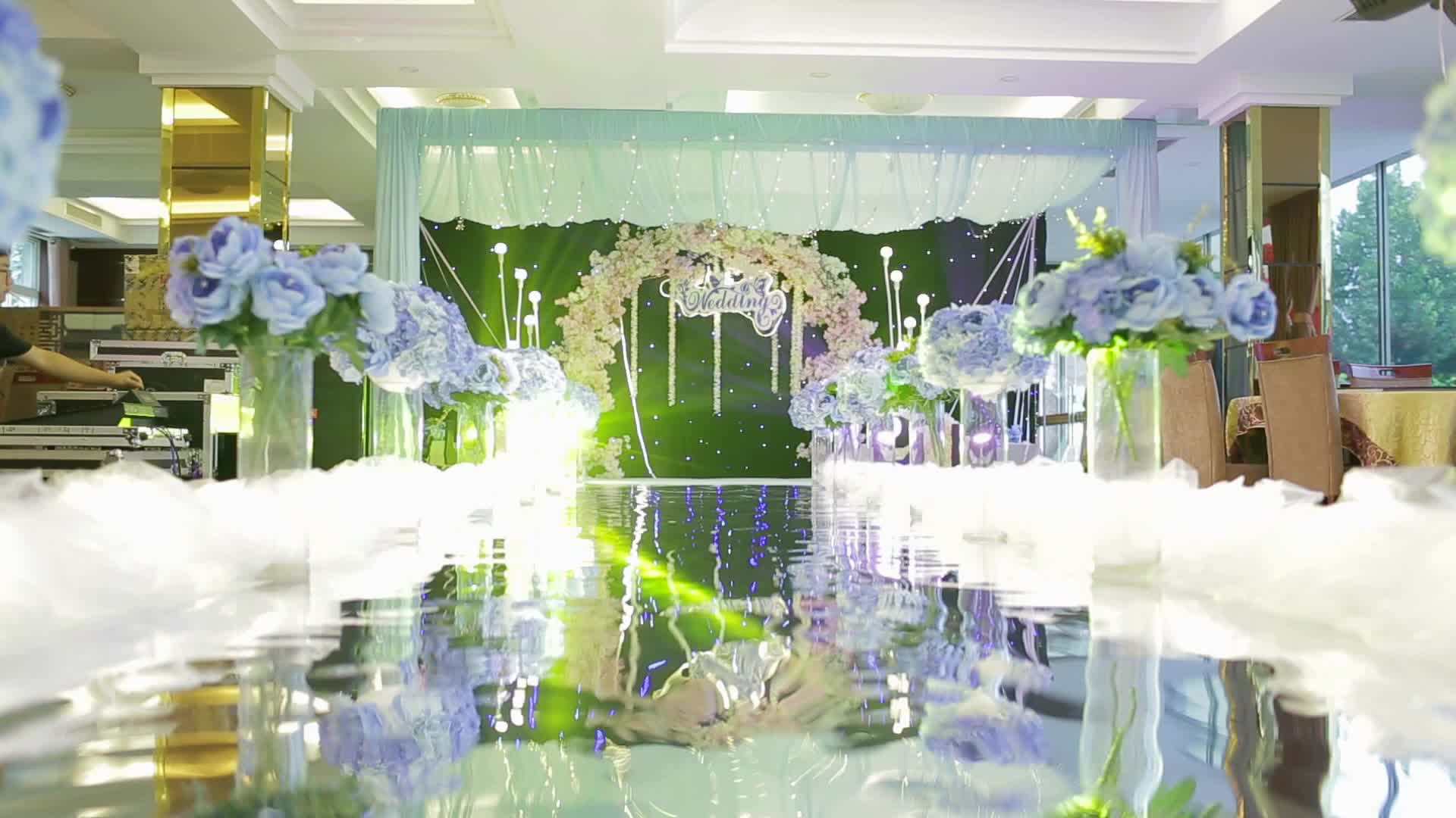 静谧蓝 镜面毯 创意反搭 静享浪漫婚礼