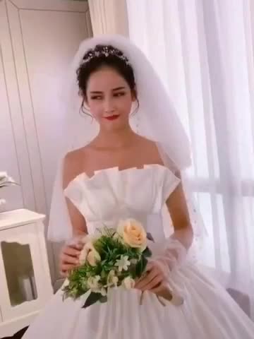 限时特惠：秀禾婚纱礼服各一件送全天跟妆