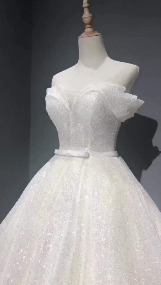 超值婚纱套餐：齐地纱、仪式纱、敬酒服＋三个造型