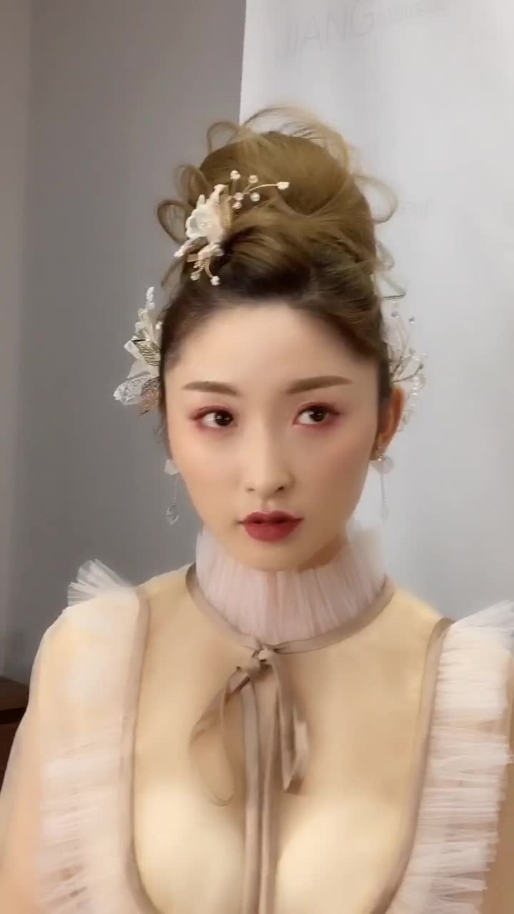 超值特惠 半天跟妆+齐地婚纱或龙凤褂一套+妈妈妆