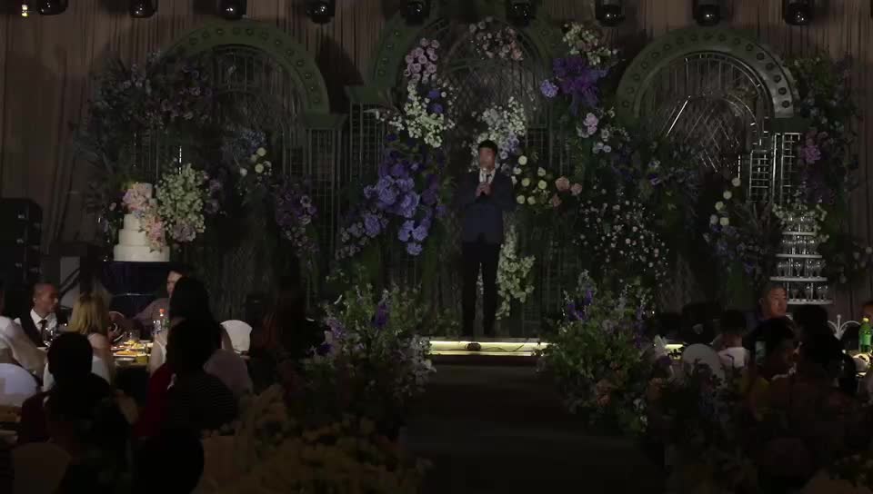 万振峰的煽情开场