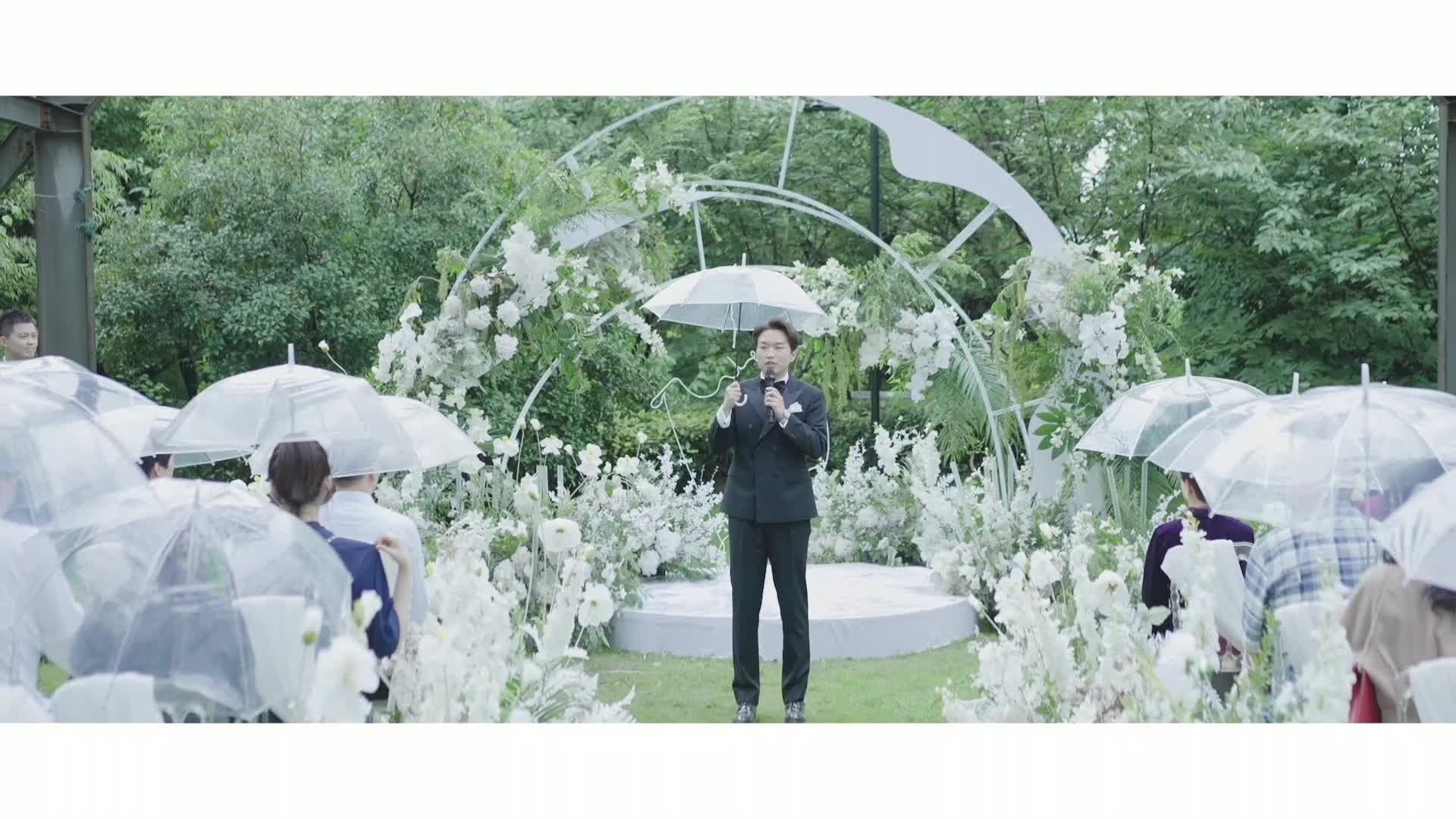 难得一见！暴雨里的一场草坪婚礼 