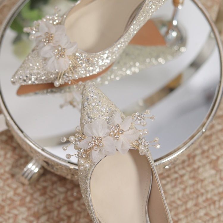 新款銀色婚鞋新娘鞋新款高跟鞋女細跟秀禾不累腳主婚紗水晶鞋