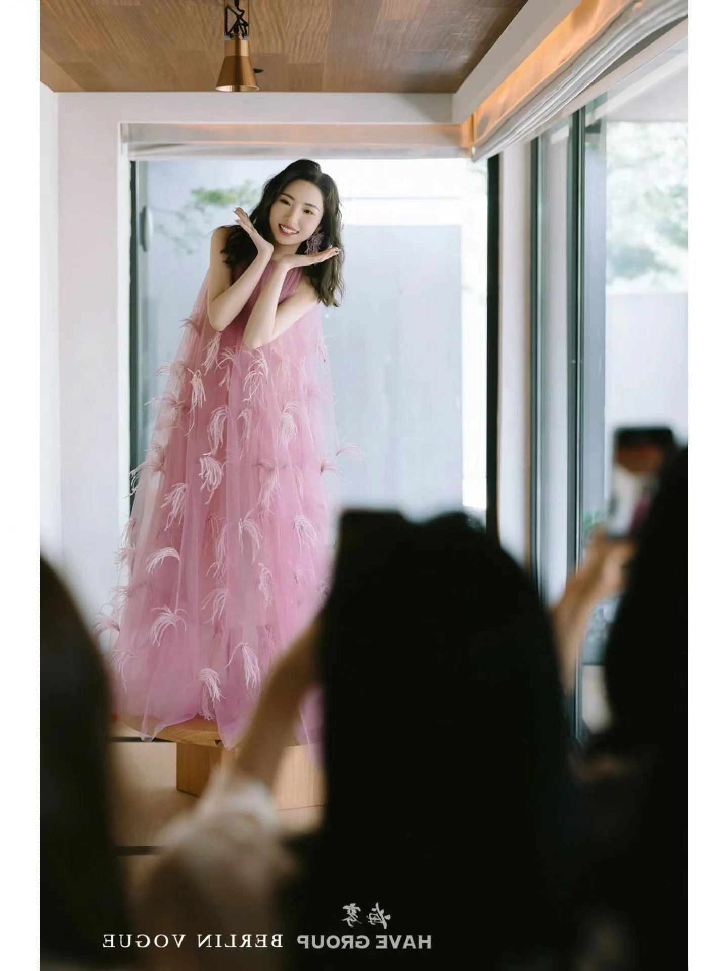 新中式晨袍敬酒服新娘結婚訂婚禮服掛脖粉色羽毛連衣裙無袖掛脖式